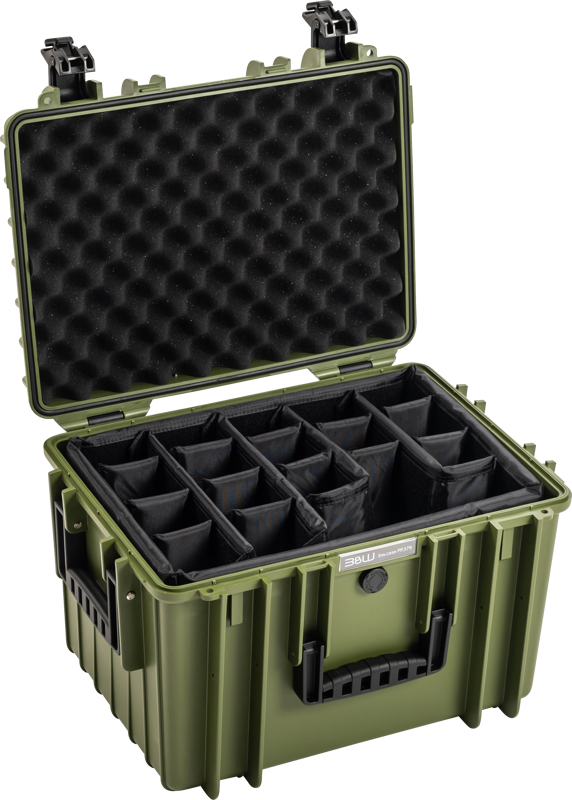 BW Outdoor Cases Type 5500 -laukussa pronssinvihreässä on tukeva kova kuori, musta vaahtomuovilla pehmustettu kansi ja säädettävät pehmustetut väliseinät sisällä kameroiden, elektroniikan ja muiden arvoesineiden järjestämiseen ja suojaamiseen.