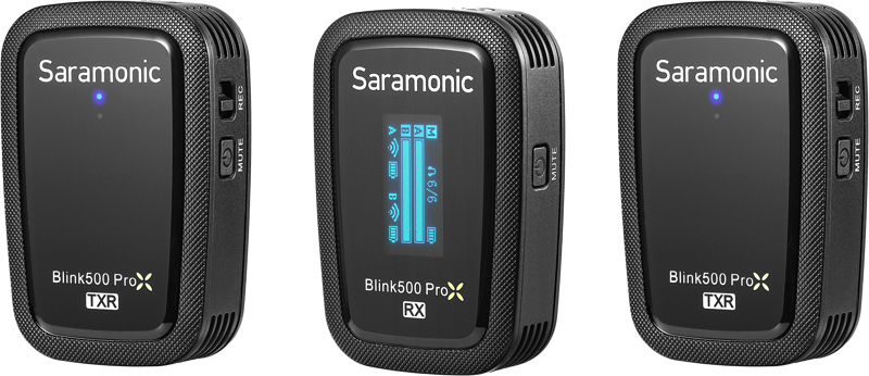 Kuvassa on kolme Saramonic Blink 500 ProX B2R -langatonta audiolähetintä mustana, joista kahdessa on merkkivalot ja yhdessä näytetään tietoja sinisellä digitaalinäytöllä.