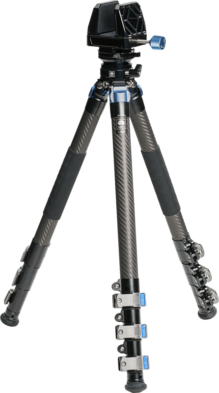 Sirui Tripod Kit Carbon with Gun Clamp & Leveling Base sisältää säädettävät jalat, kumijalat, vaahtomuovikahvat ja siniset korostukset, ja se on kuvassa täysin ulosvedettynä mustaa ja hopeista hiilikuitua valkoista taustaa vasten.