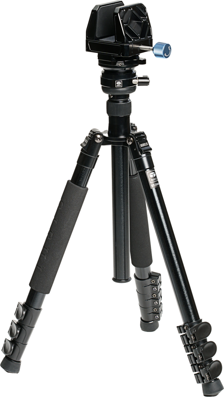 Sirui Tripod Kit Alu with Gun Clamp & Leveling Base, jossa on kolme säädettävää jalkaa, vaahtomuovikahvat ja sinisellä nupilla varustettu kallistuspää, on esillä valkoisella taustalla.