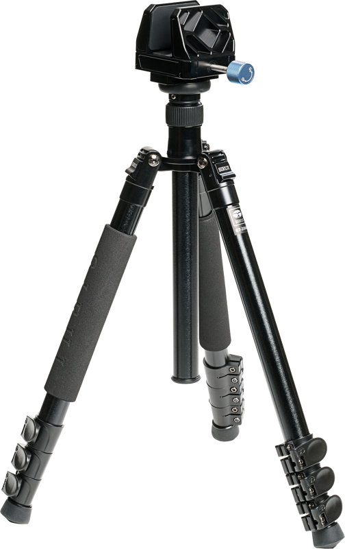 Sirui Tripod Kit Alu with Gun Clamp on musta kolmijalkainen kolmijalka, jossa on kolme säädettävää jalkaa, vaahtomuovikahvat, kääntyvät lukot jokaisessa jalassa ja sininen kiristysnuppi, kuvassa vaalealla pohjalla.