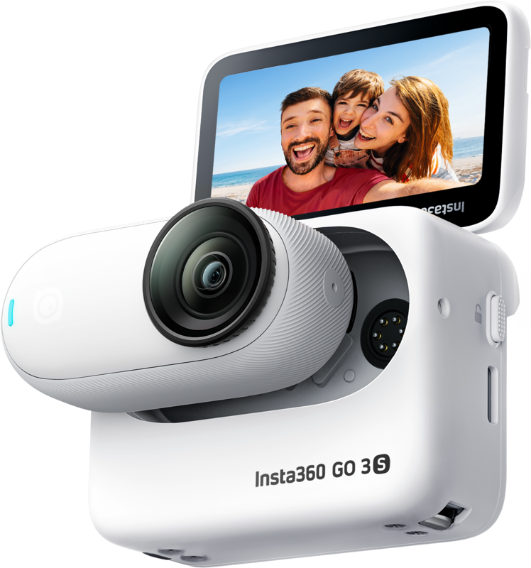 Insta360 GO 3S Standard Edition Arctic White 128GB -toimintakamera on kiinnitetty latauskoteloonsa, jossa on kääntyvä näyttö, jossa näkyy hymyilevä perhe ottamassa selfietä rannalla.