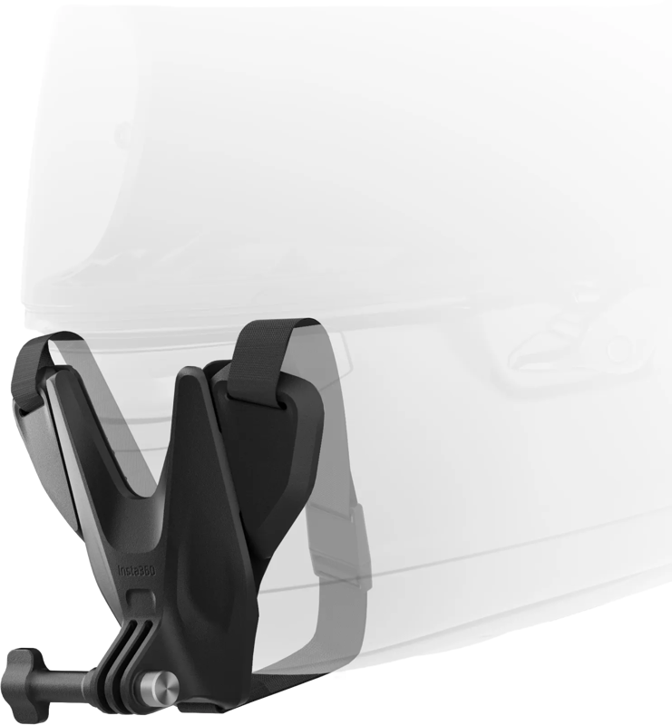 Insta360 Helmet Chin Mount 2.0 on kiinnitetty säädettävillä hihnoilla läpinäkyvän moottoripyöräilykypärän leuan alueelle, mikä osoittaa, miten kiinnike kiinnittyy turvallisesti kypärään.