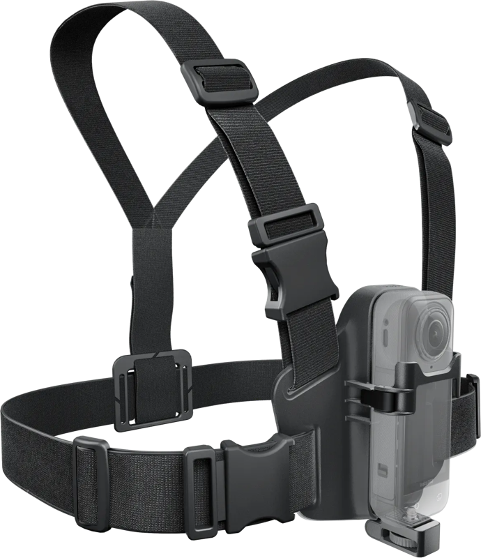 Insta360 X5 POV Chest Mount on musta säädettävä valjaat, joissa on useita hihnoja, solkia ja klipsejä kameran kiinnittämiseksi turvallisesti rintakehään handsfree-tallennusta varten.