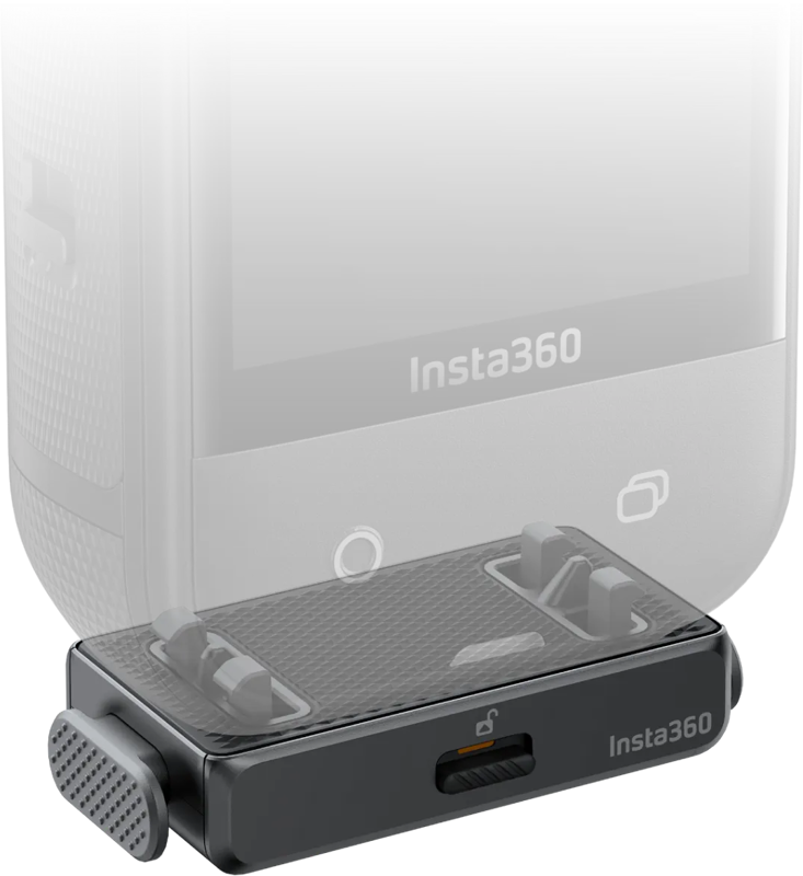 Lähikuva Insta360 X5 Quick Release Mount -kameran kiinnityslaitteesta, jossa on Insta360-brändi ja ruuvi ja joka on kiinnitetty osittain läpinäkyvän Insta360-kameran jalustaan.