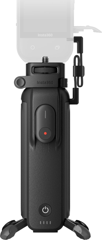 Lähikuva mustasta Insta360 FOMO Power Handle -kamerakahvasta, jossa on sen painikkeet, kokoontaitettava jalusta ja kiinnitetty kaapeli sekä osittain näkyvä kamera, joka on asennettu kameran päälle.
