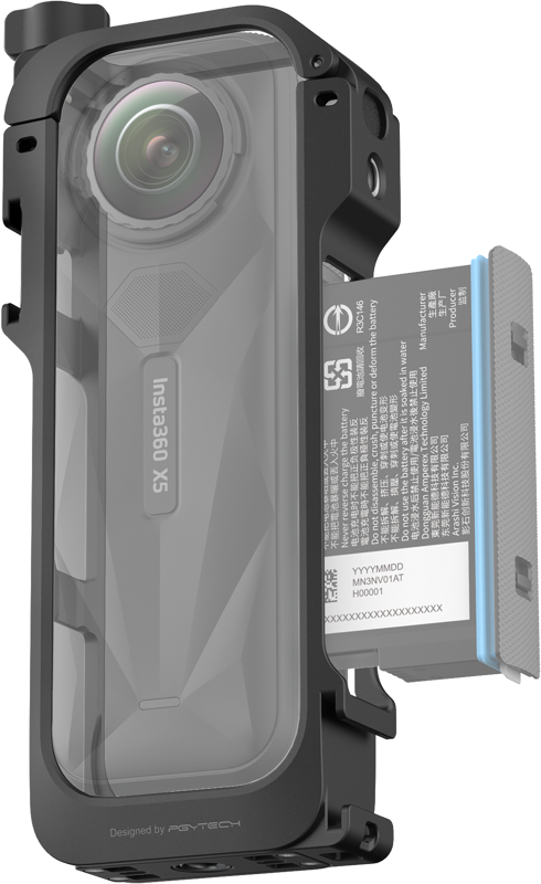 Lähikuva Insta360 X3 -kamerasta Insta360 X5 Utility Frame -kehyksessä, jonka akku on osittain poistettu oikealla. Linssi ja kameran tuotemerkki näkyvät selvästi suojakehyksen läpi.