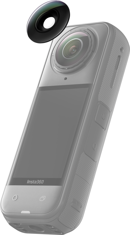 Insta360 X5 Replacement Lens Kit -korvausobjektiivisarjan lähikuvassa näkyy kameran objektiivin yläpuolella kelluva irrotettava pyöreä linssinsuojus, ja laitteen näyttö ja ohjauspainikkeet ovat näkyvissä.