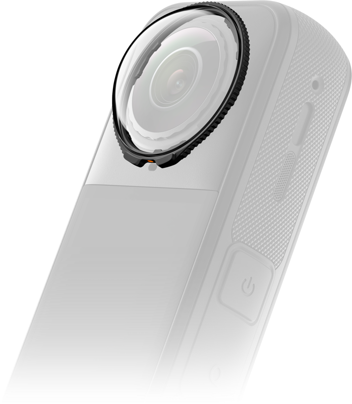 Lähikuvassa Insta360 X5 Premium -objektiivisuojasta näkyy kuvioitu reuna ja pieni oranssi merkki, joka korostaa objektiivin yksityiskohtia, kun taas muu kameran runko on pehmeästi sumea.