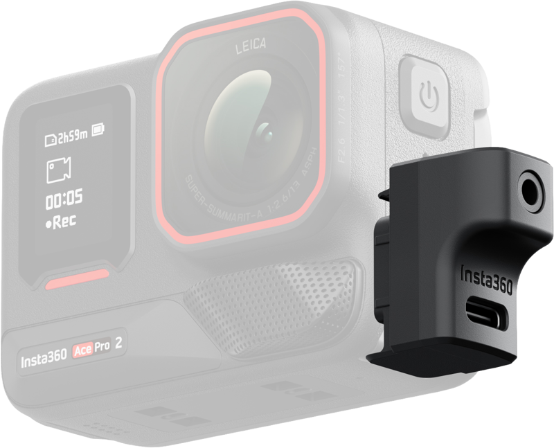 Lähikuva Insta360 Ace Pro 2/Ace Pro -toimintakamerasta, jonka kylkeen on kiinnitetty Ace Mic Adapter -mikrofonisovitin ja jossa korostuvat kameran objektiivi ja näyttö.