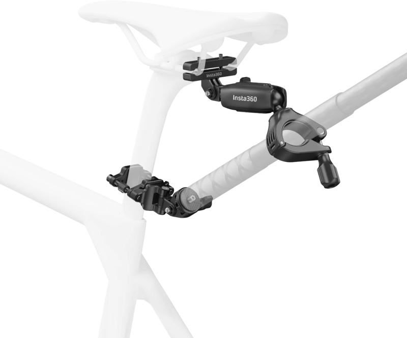 Lähikuva Insta360 Bike Tail Mount Kit -asennussarjasta asennettuna polkupyörän runkoon, sekä kiinnike että pyörä mustavalkoisena tavallista taustaa vasten.