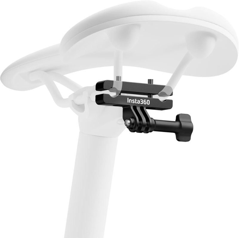 Musta Insta360 Bike Seat Rail Mount on asennettu valkoisen polkupyörän istuimen alle, ja se on asennettu selkä menosuuntaan suunnattua kameraa varten.
