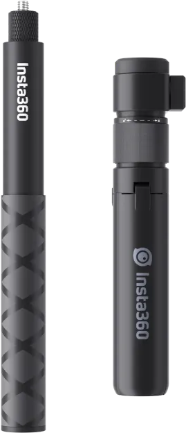 Kaksi mustaa Insta360 Bullet Time -lisävarustepakettia - yksi pidennetty ja yksi taitettu - sisältävät kuvioidut kahvat ja valkoiset Insta360-logot. Niiden kompakti muotoilu korostaa kannettavuutta ja monipuolista käyttöä Insta360-kameroiden kanssa.