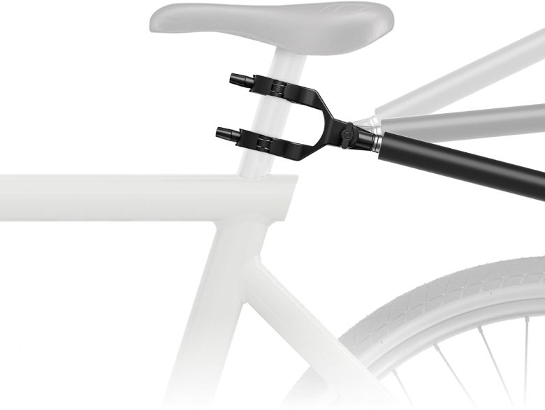 Lähikuvassa polkupyörän rungosta korostuu istuinputkeen kiinnitetty Insta360 Third-Person Bike Tail Mount, ja pyörän muu osa näkyy haalistuneena, vaaleanharmaana.