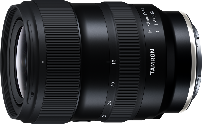 Tamron 16-30mm F/2.8 Di III VXD G2 -objektiivi Sony E:lle sisältää mustan rungon, jossa on kuvioidut tarkennus- ja zoomausrenkaat, polttovälimäärämerkinnät 16mm - 30mm ja "TAMRON" sivulla.