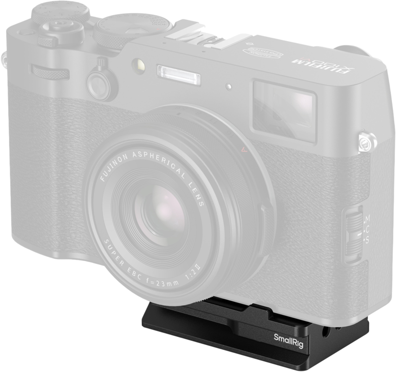Fujifilm-kamera, jossa on Fujinon-objektiivi, on kiinnitetty mustaan SmallRig 5425 Airtag Arca-Swiss Mount Plate for Fujifilm -kiinnityslevyyn, ja kiinnityslevy on selvästi näkyvissä kameran rungon alla.