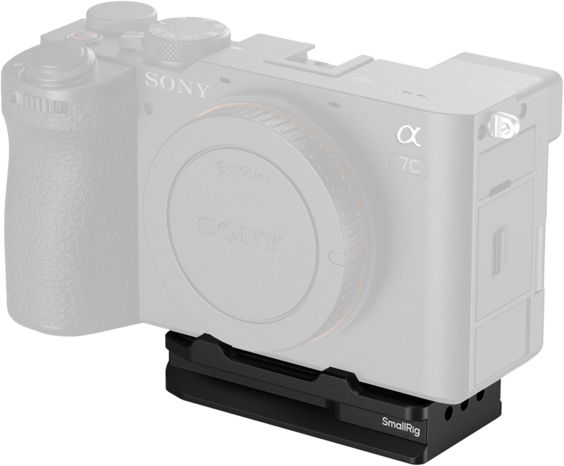 SmallRig 5423 Airtag Arca-Swiss Mount Plate for Sony on kiinnitetty hopeanvärisen Sony Alpha 7C -kameran rungon pohjaan, molemmat kuvassa eristettyinä vaalealla taustalla.
