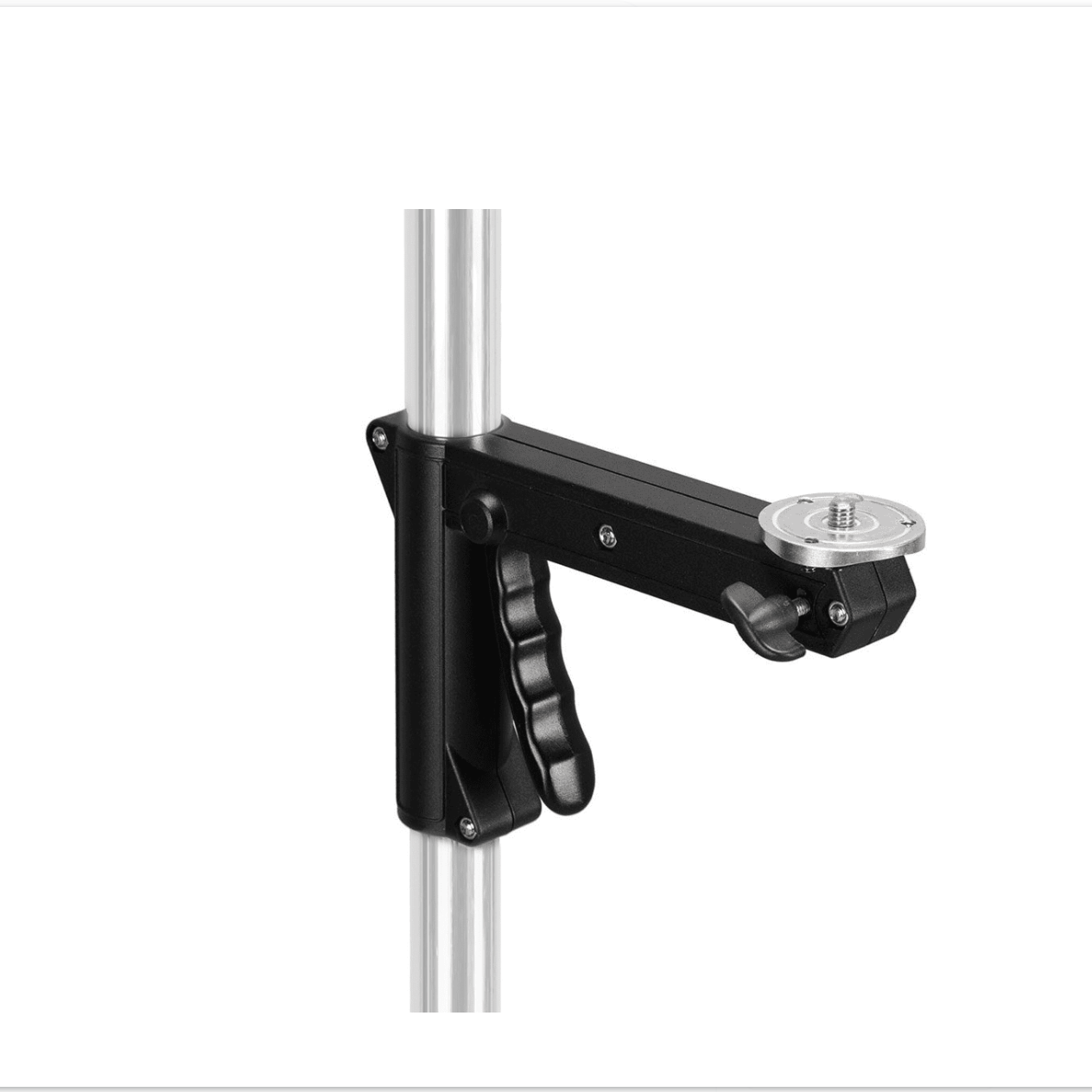 Lähikuva Godox Grip for 240FS Wheeled Light Stand -jalustasta, joka on hopeiseen tankoon pystysuoraan asennettu metallinen kiinnike, jossa on kahva ja joka on suunniteltu tukemaan kameroiden tai valaisimien kaltaisia laitteita turvallisesti valkoista taustaa vasten.