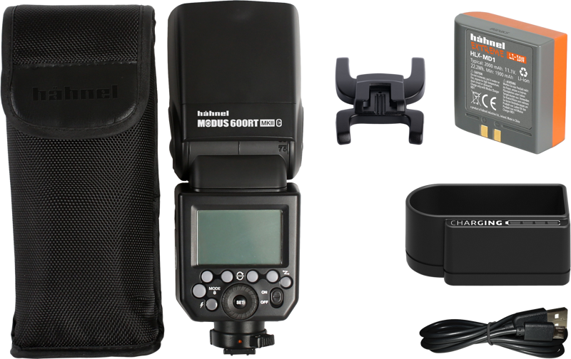 Hähnel Modus 600RT MK II Speedlight Nikon-salamapakkaus sisältää salamalaitteen, pussin, akun, laturin, jalustan ja latauskaapelin, kaikki kuvassa valkoisella pohjalla.