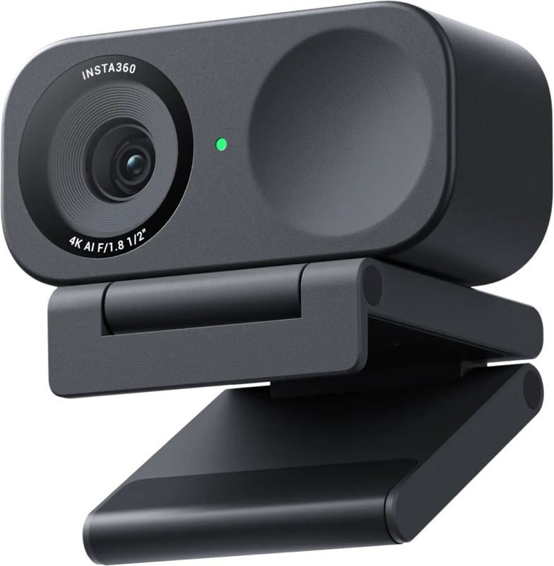 Lähikuvassa Insta360 Link 2C Standard Edition_Graphite Black -webkamerasta näkyy sen vasemmalle sijoitettu linssi, vihreä merkkivalo ja säädettävä klipsikiinnike, jotka on suunniteltu kiinnitettäväksi helposti tietokoneen näytön yläosaan.