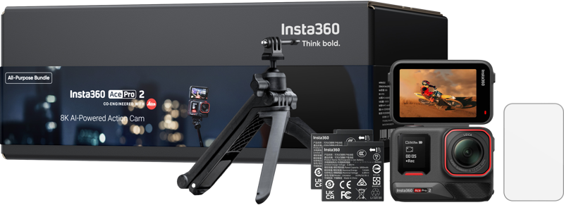 Insta360 Ace Pro 2 All-Purpose Bundle -toimintakamerapaketti sisältää kameran, ministatiivin, akun, näytönsuojan ja pakkauksen. Kameran näytöllä on moottoripyöräilijä ajamassa maastoradalla.