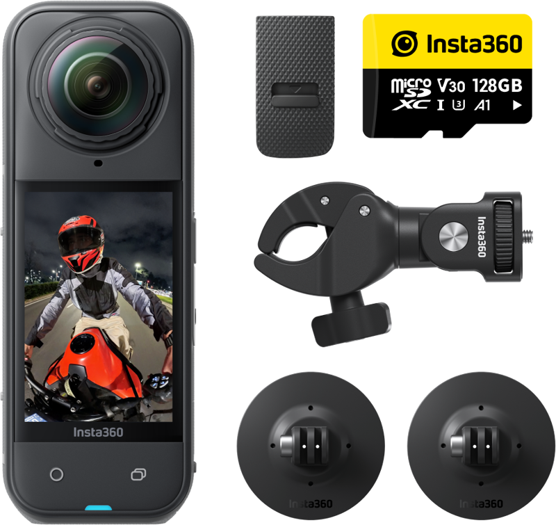 Insta360 X5 Motorcycle Bundle -actionkamera sisältää moottoripyöräilijää esittävän Insta360 X5 -kameran, 128 Gt:n microSD-muistikortin, kiinnityskiinnikkeen, kumikahvan ja kaksi pyöreää tarrakiinnikettä.