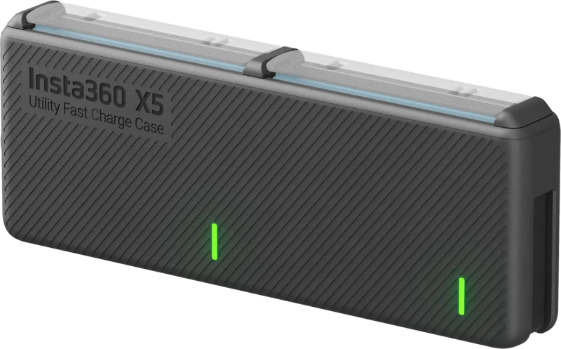 Insta360 X5 Utility Fast Charge Case -latauskotelo on suorakulmainen musta kotelo, jossa on kuvioitu pinta, kaksi vihreää merkkivaloa ja läpinäkyvä yläkansi.