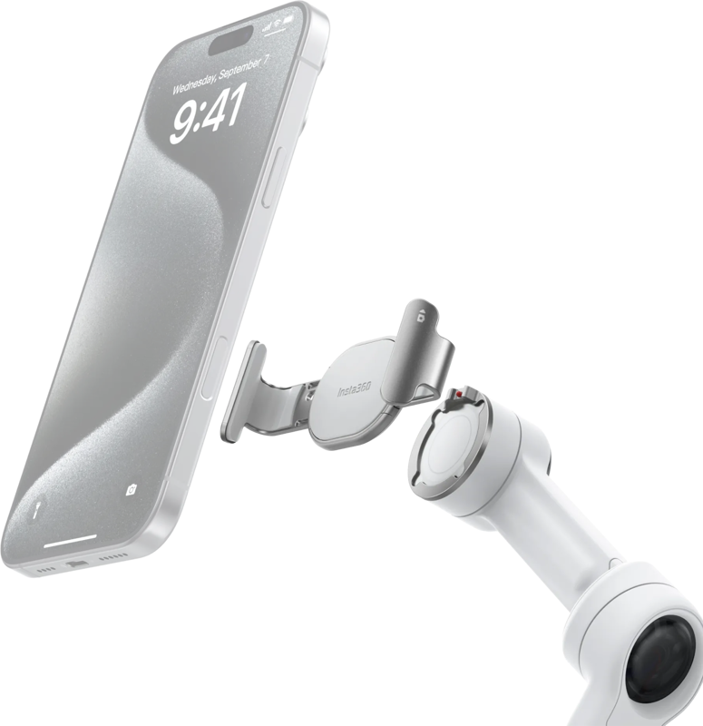 Hopeaa älypuhelinta pidetään Insta360 Flow 2 Pro Magnetic Phone Clamp (Stone Grey) -puhelinkiinnikkeellä, joka on kiinnitetty valkoisen säädettävän robottivarren päähän vaaleaa taustaa vasten.