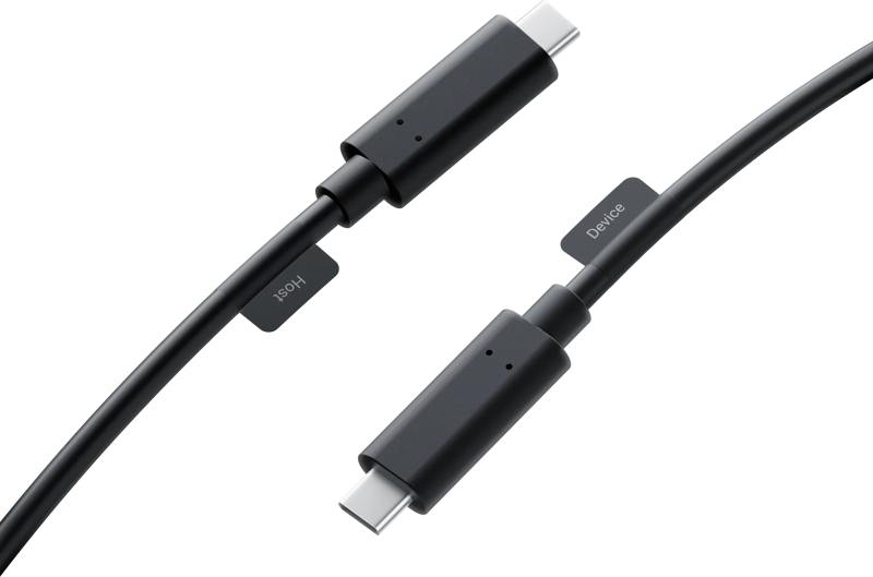 Insta360 Extra Long USB-C Cable (10m) -kaapeli näkyy valkoisella pohjalla, ja siinä on kaksi mustaa kaapelia, joissa on merkinnät "Host" ja "Device", ja kummassakin on liitännän vieressä pieni merkki, joka ilmaisee liitäntäsuunnan.