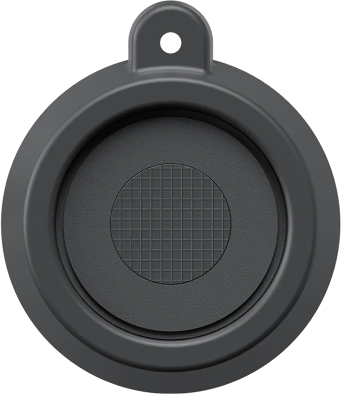Insta360 Hard Hat Camera Mount Base -kypäräkiinnike on pyöreä, musta silikonipidike, jossa on pieni yläsilmukka ja joka on suunniteltu pitämään ja kiinnittämään kamera tai seurantalaite turvallisesti. Sen keskellä on kuvioitu, rasterikuvioitu pinta, joka lisää pitoa.