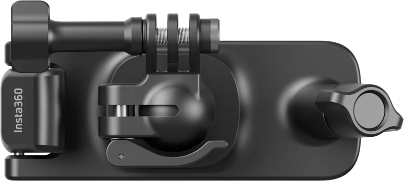 Insta360 Backpack Clip on musta kamerakiinnike, jossa on säädettävät ruuvit ja lukitusmekanismit ja joka on suunniteltu kiinnittämään Insta360-kamera turvallisesti erilaisiin pintoihin.
