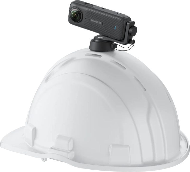 Valkoinen rakennuskivihattu, jossa on Insta360 Hard Hat Camera Mount -kypärä kiinnike, joka kiinnittää mustan 360 asteen toimintakameran päälle kiinnikkeellä.