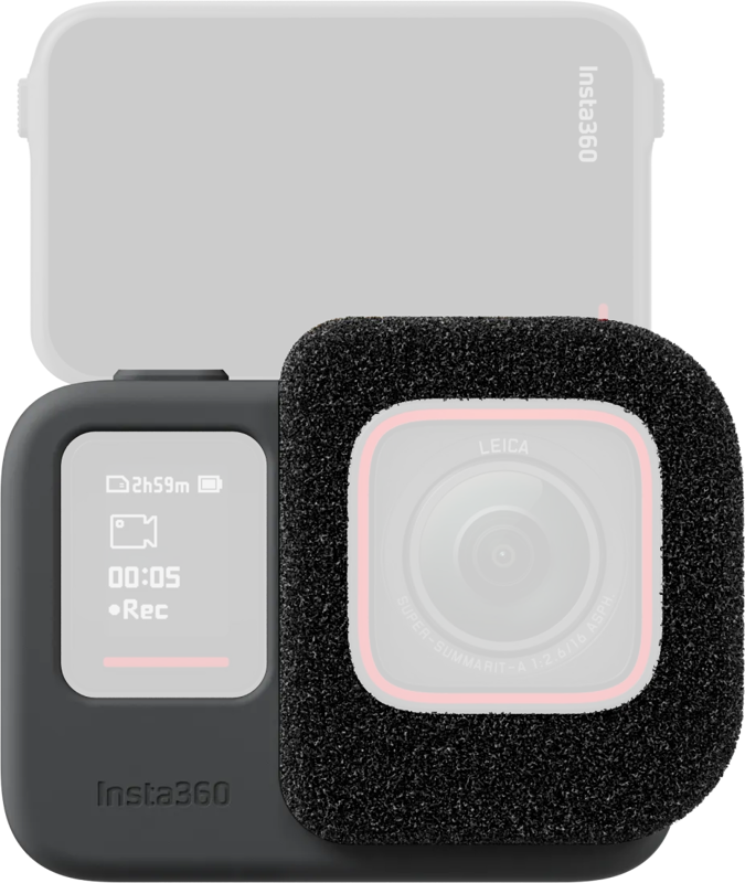 Lähikuva Insta360 Ace Pro Wind Muff Cover -tuulisuojasta toimintakamerassa, jossa musta vaahtomuovinen tuulisuoja peittää linssin ja osan rungosta. Kameran näytöllä näkyy tallennustiedot ja ajastin.