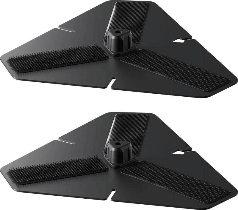 Kaksi identtistä mustaa Insta360 Floating Surfboard Mount Sticky Bases (surffilaudan kiinnike) -alustaa, joissa on moderni, kulmikas muotoilu, kuvioidut kumiliuskat ja keskimmäinen nuppi valkoisella pohjalla.