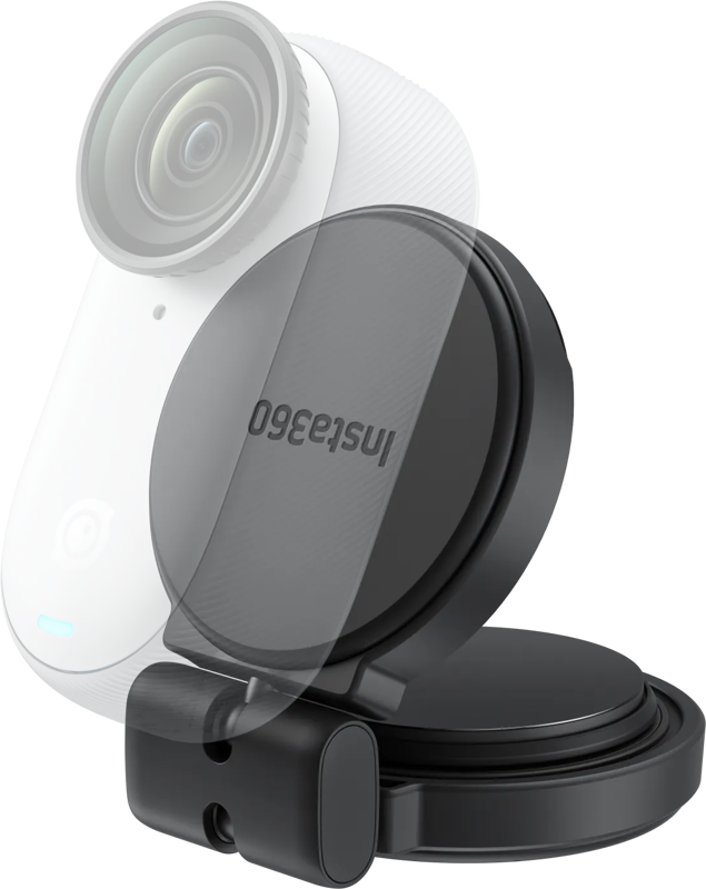 Pienikokoinen valkoinen action-kamera, jossa on laaja linssi ja Insta360 GO 3/GO 3S Pocket Flexi Mount -kiinnike, jossa on musta, pyöreä magneettikiinnike, joka on kiinnitetty kameraan ja jossa on läpinäkyvä päällyste, joka näyttää liitännän.