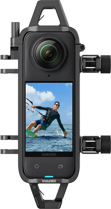 Lähikuva Insta360 X4 Water Sports Rope Mount -köysikiinnike -kamerasta, jossa on kamera, joka näyttää miehen surffaamassa merellä sinisen taivaan alla. Kamera on kiinnitetty suojaavaan mustaan kiinnikkeeseen.