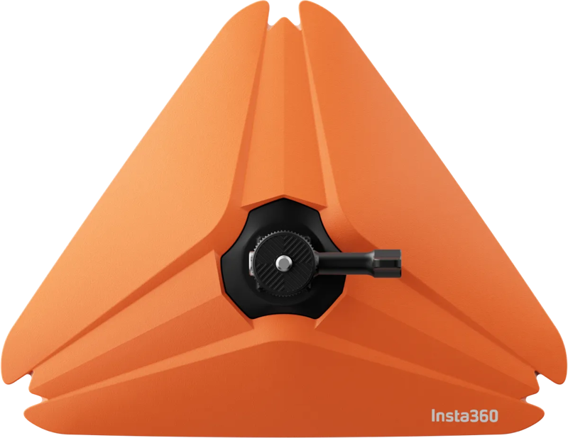 Oranssi, kolmion muotoinen Insta360 Floating Surfboard Mount, jossa on kaarevat reunat ja keskellä musta kamerakiinnike, jossa on Insta360-brändi valkoisella tekstillä oikeassa alakulmassa.