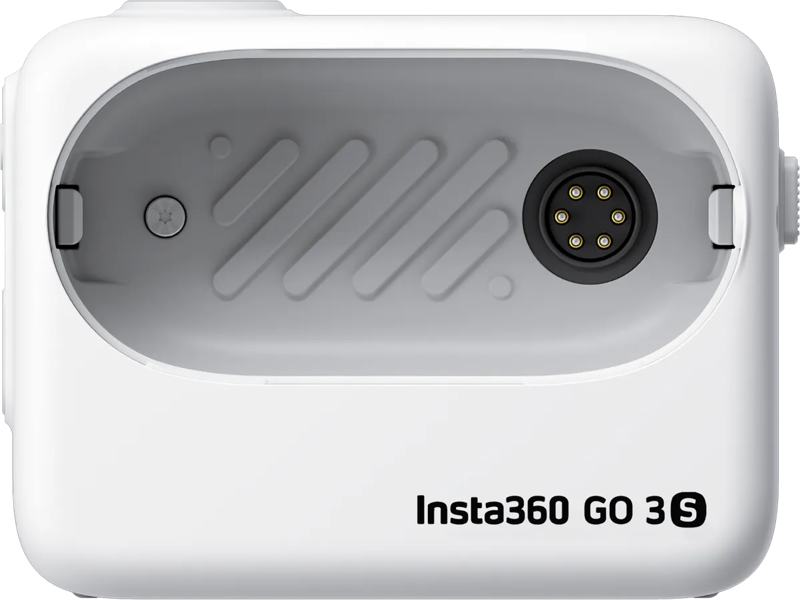 Lähikuva tyhjästä Arctic White Insta360 GO 3S Action Pod (actionkamera lisävaruste) -latauskotelosta, jossa näkyy latausportti, sisäpuoliset urat ja Insta360 GO 3 S -brändi ulkosivulla.