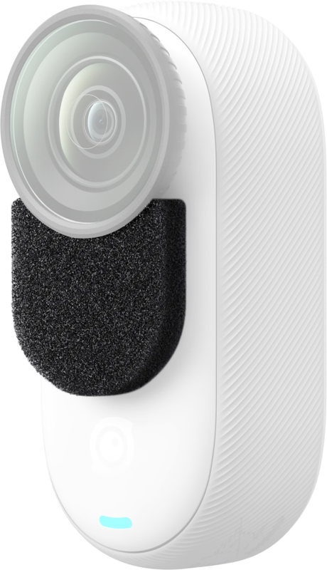 Lähikuva Insta360 GO 3/GO 3S Mic Wind Muff -tuulisuojasta, pienestä valkoisesta sylinterimäisestä kamerasta, jossa on leveä linssi ja musta vaahtomuovipäällysteinen mikin tuulenpitäjä linssin alapuolella sekä hehkuva sininen merkkivalo pohjan lähellä.