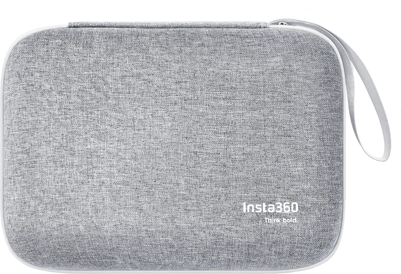 Insta360 GO 3/GO 3S Carry Case -kuljetukotelo on harmaa, vetoketjullinen kangaskotelo, jossa on rannehihna ja jonka etupuolella on insta360-logo ja valkoinen "Think bold.".