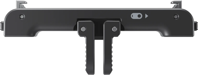 Lähikuva Insta360 GO 3/GO 3S Quick Release Mount -pikalukituskiinnike -pikalukituskiinnikkeestä, mustasta suorakaiteen muotoisesta laitteesta, jossa on kaksi pystysuoraa kylkikahvaa ja kytkin sen pinnalla, vaaleaa taustaa vasten.