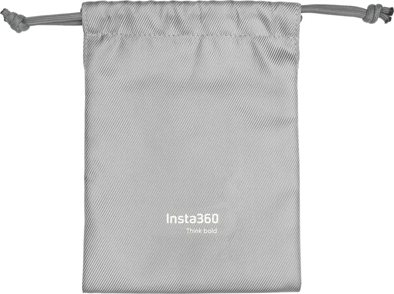 Insta360 GO 3/GO 3S Carry Bag -laukku on sileästä, hieman kiiltävästä kankaasta valmistettu vaaleanharmaa kiristysnauhapussi, jossa on valkoisella painettu teksti "Insta360 Think bold" lähelle pohjan keskiosaa.