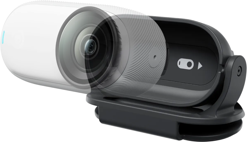 Insta360 GO 3/GO 3S Easy Clipin lähikuvassa näkyy sen tyylikäs ja kompakti muotoilu, jossa liukuva suojakansi on osittain auki, jolloin kameran linssi ja liukukytkin paljastuvat, ja kaikki on kiinnitetty tukevasti pidikkeeseen.