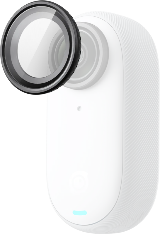 Lähikuvassa Insta360 GO 3S -linssisuojasta (linssisuoja) näkyy kuvioitu valkoinen kamera, jossa on pieni sininen merkkivalo ja edessä leijuva linssisuoja, joka korostaa linssin suojausosaa.