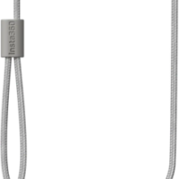 Insta360 GO 3/GO 3S Magnet Pendant Safety Cord (valkoinen) on pienikokoinen, pyöreä puettava lisävaruste, jossa on magneettikiinnitys ja harmaa kaulanaru kaulan tai ranteen käyttöä varten. Sen pohjassa on pieni sininen merkkivalo.