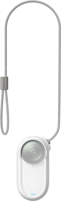 Insta360 GO 3/GO 3S Magnet Pendant Safety Cord (valkoinen) on pienikokoinen, pyöreä puettava lisävaruste, jossa on magneettikiinnitys ja harmaa kaulanaru kaulan tai ranteen käyttöä varten. Sen pohjassa on pieni sininen merkkivalo.
