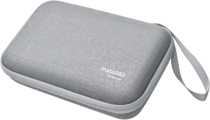 Suorakulmainen, vaaleanharmaa Insta360 X3 Carry Case -suojakotelo, jossa on vetoketju ja sopiva rannehihna, näkyy valkoisella pohjalla.