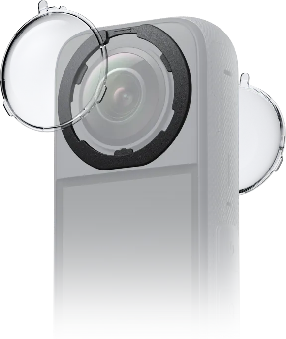 Lähikuvassa Insta360 X3 Standard Removable Lens Guard -objektiivisuojasta näkyy kaksi läpinäkyvää linssisuojaa, joista toinen on irrotettu ja leijuu objektiivin edessä ja toinen kameran takana.