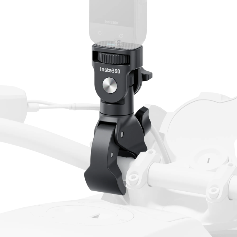Lähikuva Insta360 Heavy duty clamp -kiinnike -kiinnikkeestä, joka on kiinnitetty turvallisesti moottoripyörän ohjaustankoon ja korostaa sen tukevaa rakennetta ja säädettävää kiinnikemallia.
