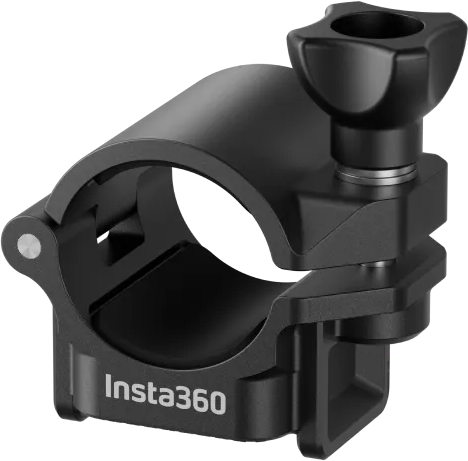Insta360 Selfie Stick Ring Mount -rengaskiinnike on musta kiristysnupilla varustettu kiinnitin, joka on suunniteltu kiinnittämään Insta360-toimintakamera turvallisesti sylinterimäisiin esineisiin, kuten ohjaustankoon tai pylvääseen.